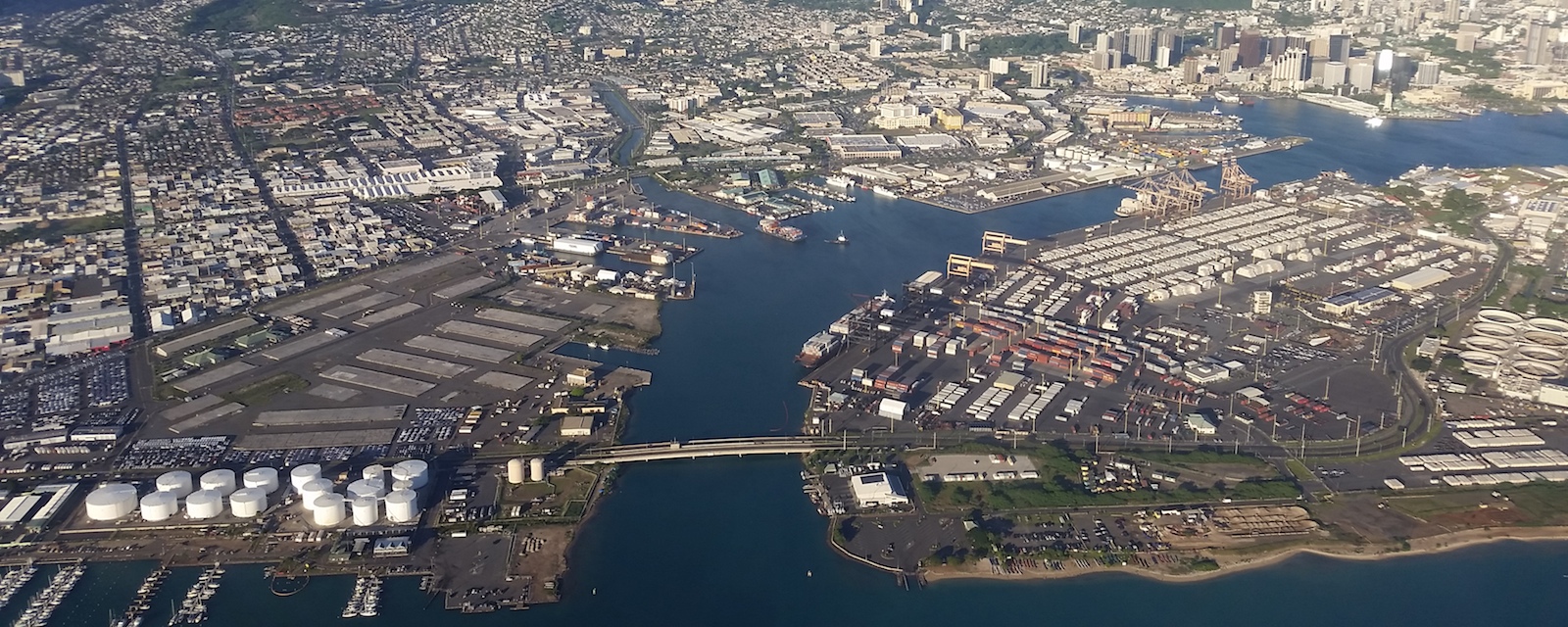 Buildings and infrastructure in Honolulu Harbor