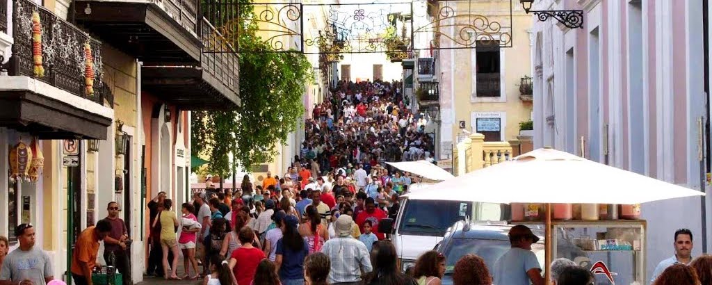 Festival de la Calle San Sebastián en el Viejo San Juan, Puerto Rico Una calle concurrida llena de gente durante un festival: hay muchas camisetas de colores brillantes y vendedores ambulantes.