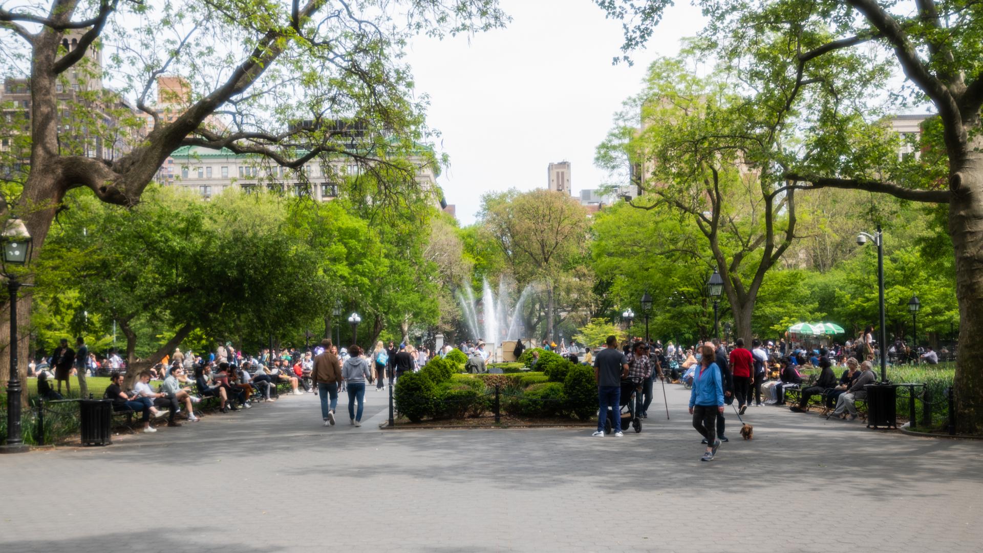 A beautiful and crowded day at the entrance of Central Park