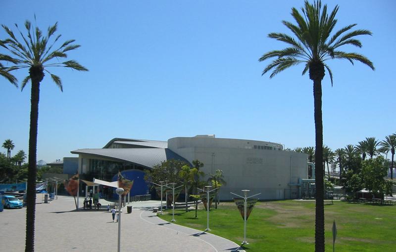Public walkway to Aquarium of the Pacific