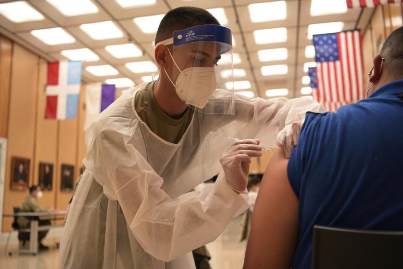 Los miembros de la Guardia Nacional Aérea de Puerto Rico apoyaron los esfuerzos para vacunar a los residentes de Puerto Rico en los sitios de distribución masiva de vacunas.